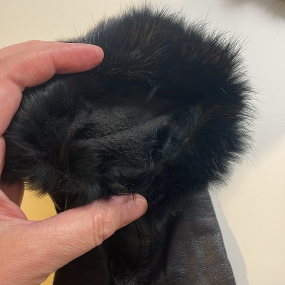 Vintage black leather and fur trimmed  ladies gloves - Picture 4 of 5
